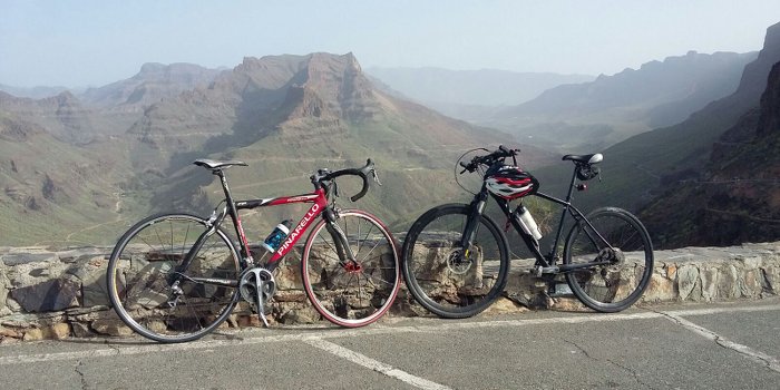Foto de las bicicletas en un barranco