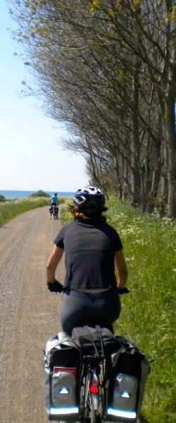 Foto de dos chicas en bici