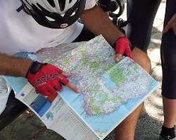 Foto consultando el mapa